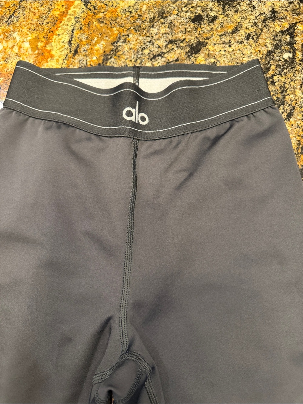 ALO Yoga Black Performance Leggings with Subtle Logo - Picture 2 of 3
